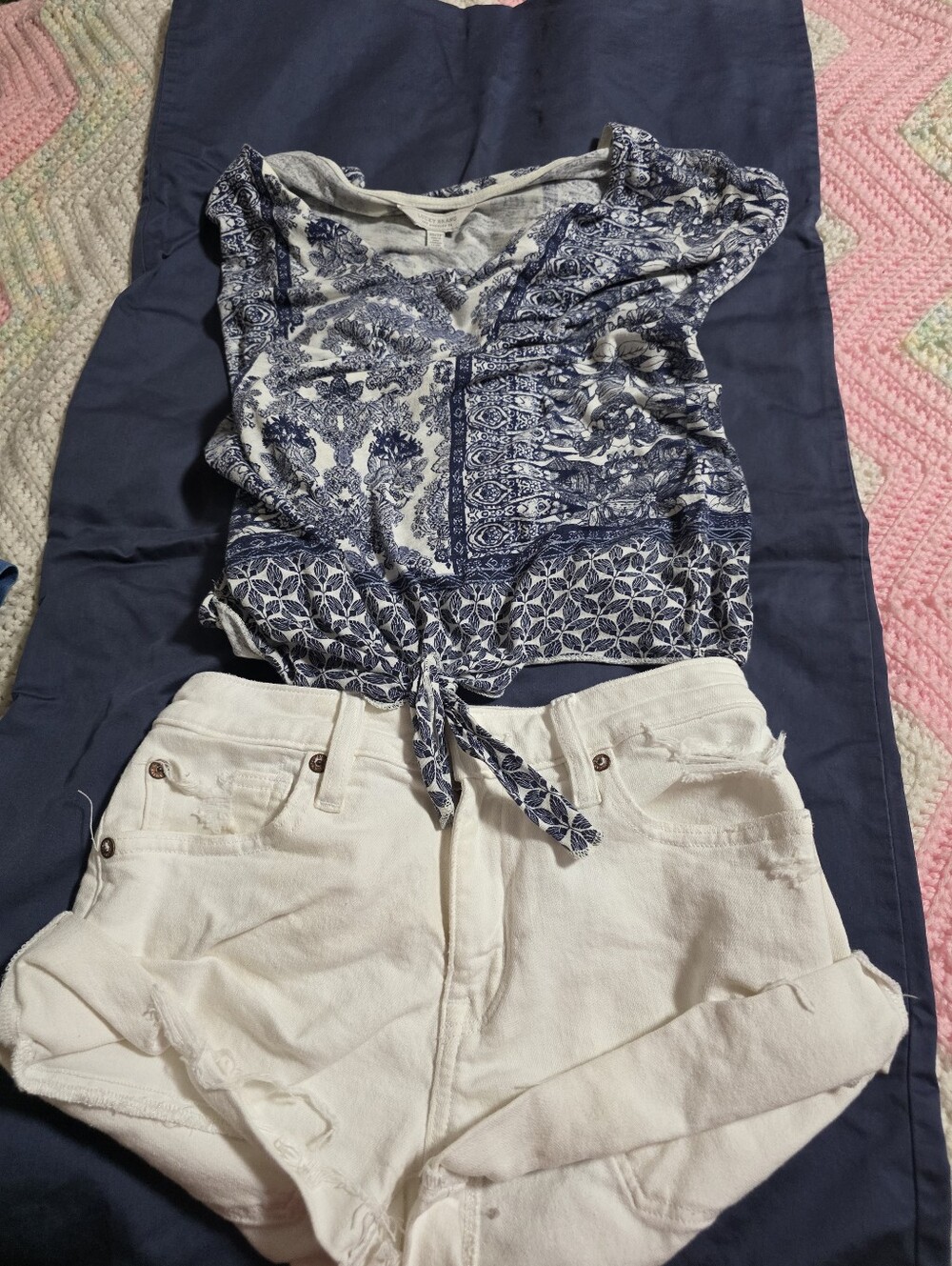 Lucky Brand Blue and White Paisley Tie-Front Camisole And AMERICAN EAGLE SHORT S